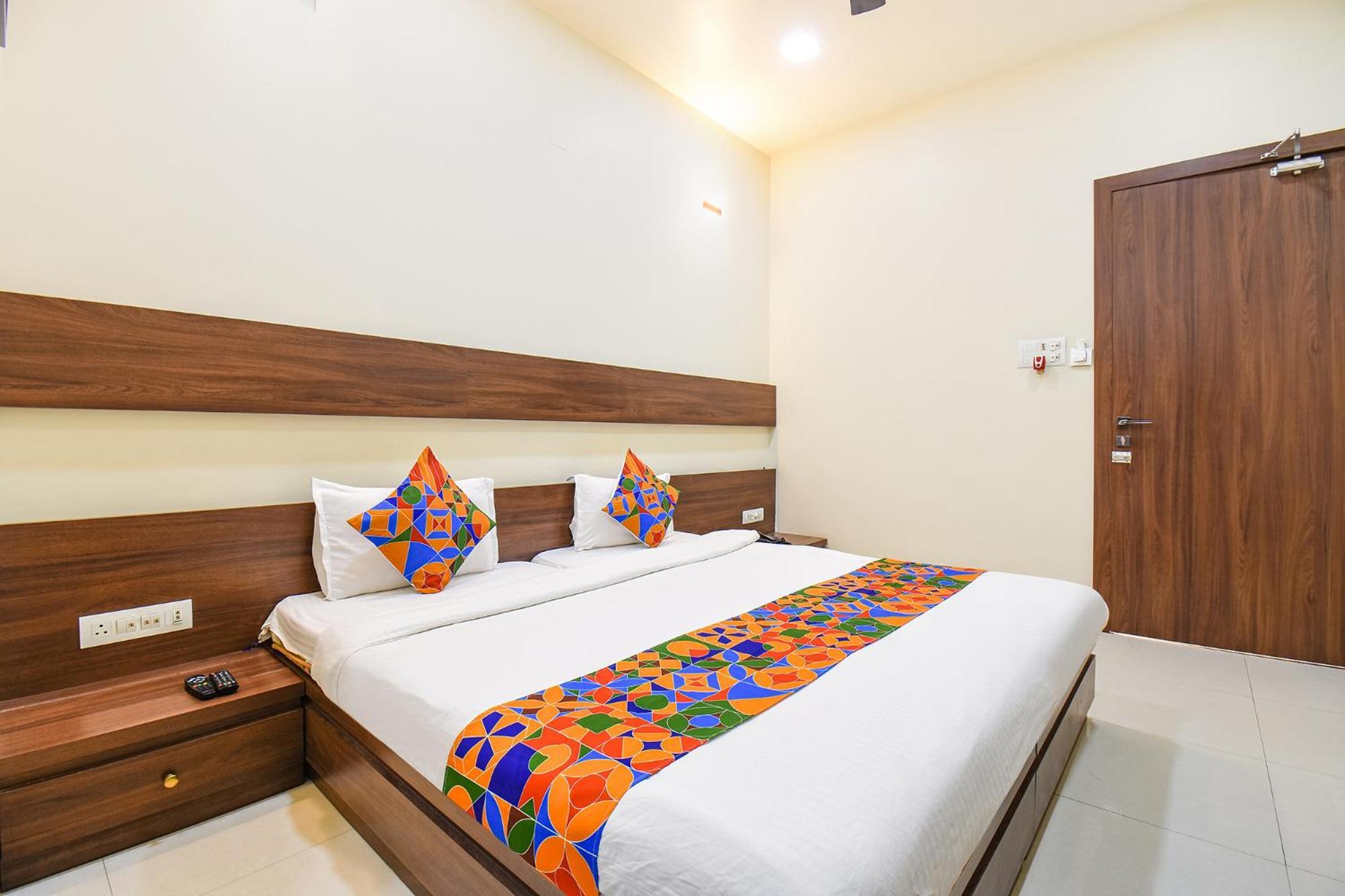 Fabhotel Royal Suits - Nr Mahadji Shinde Chhatri Mundhwa Exterior photo